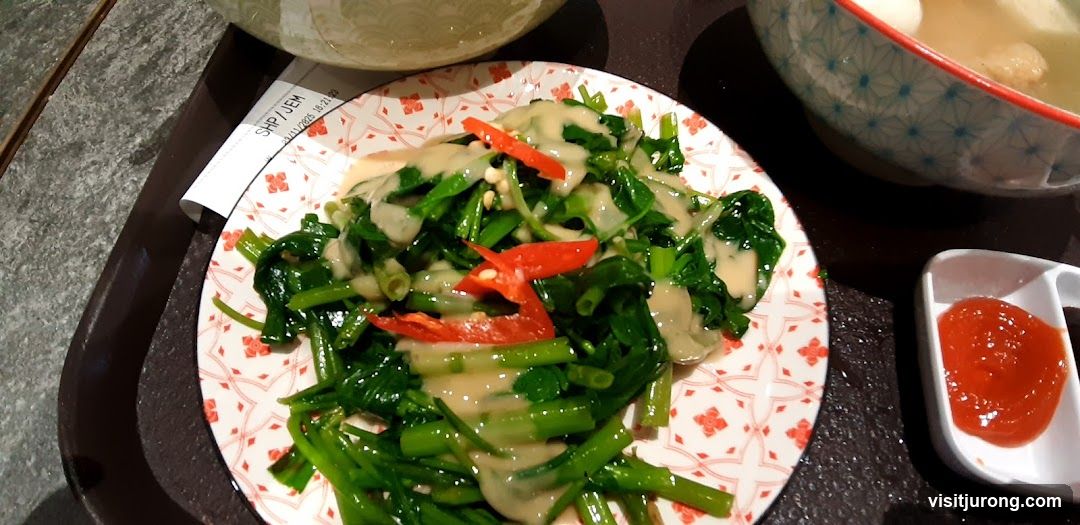 Stir-fried vegetables with chili and sauce
