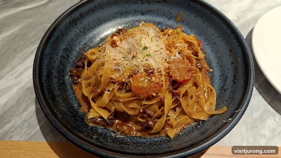 Fettuccine with Mushrooms and Tomatoes
