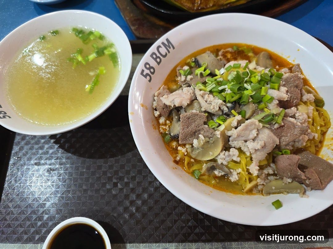 Noodles with soup and side dish