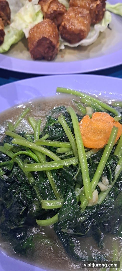 Stir-fried vegetables and fried appetizers