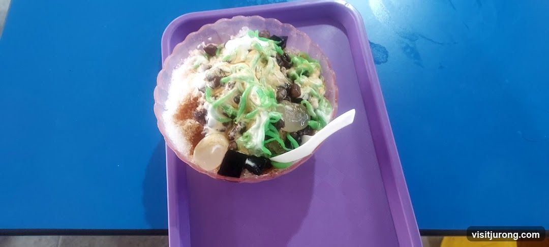Dessert with shaved ice and toppings