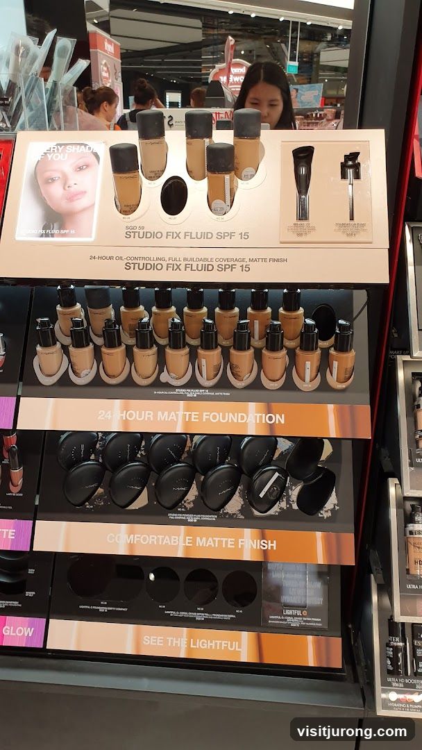 MAC Studio Fix Fluid SPF 15 Foundation Display