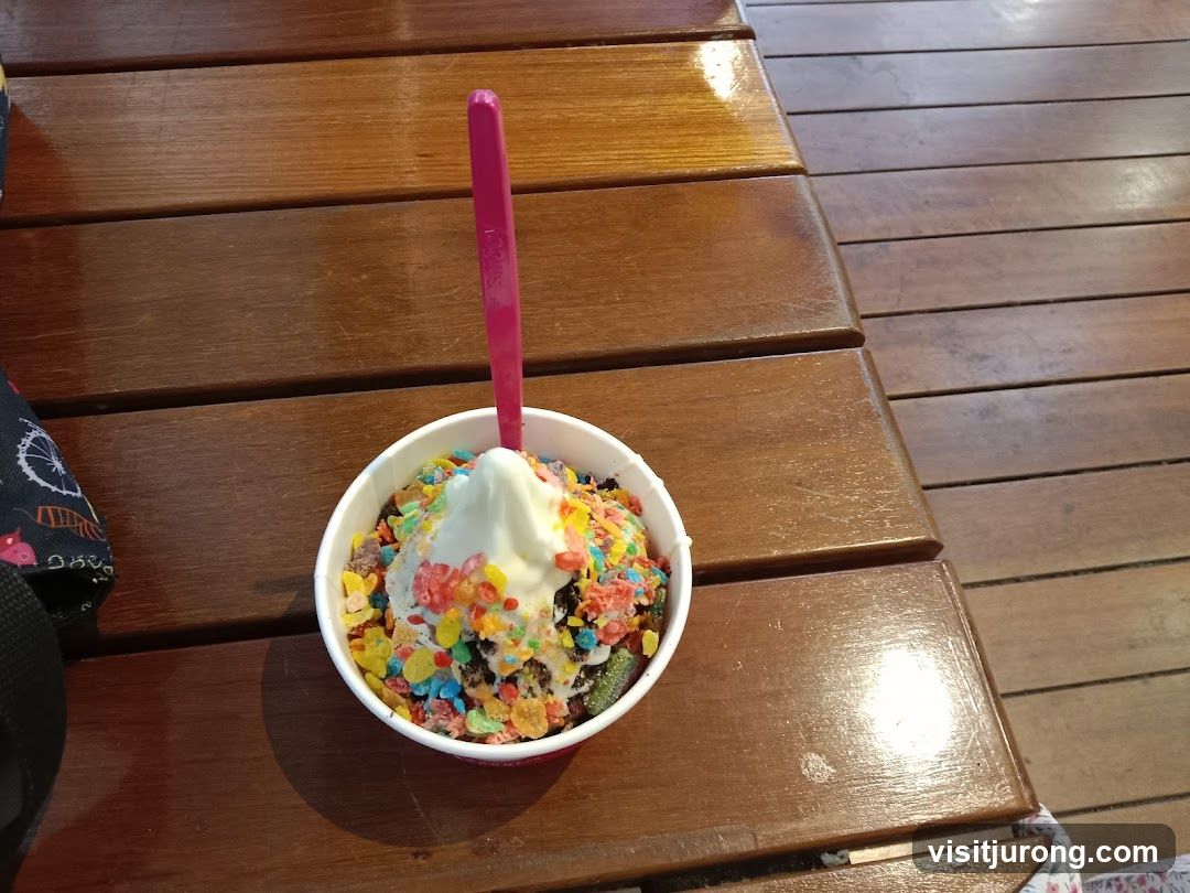 Frozen Yogurt with Cereal Topping